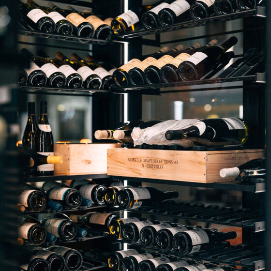 Rangement vin modulable en métal noir aérien et haut de gamme - fixation murale ou au plafond - Modulo-X EuroCave