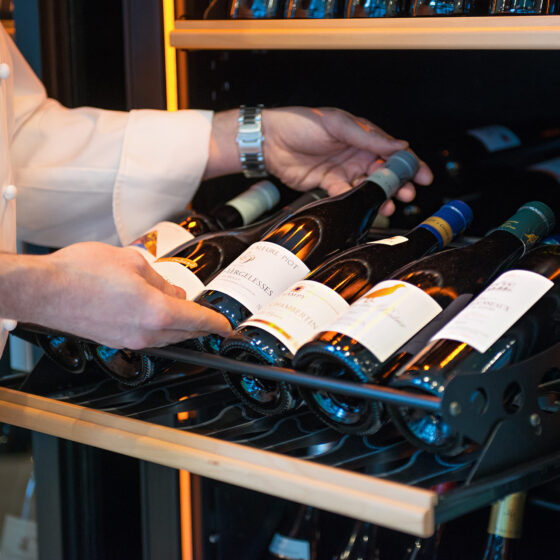 Clayette de présentation articulée cave à vin eurocave dans un restaurant - Mise en valeur de l'offre vin