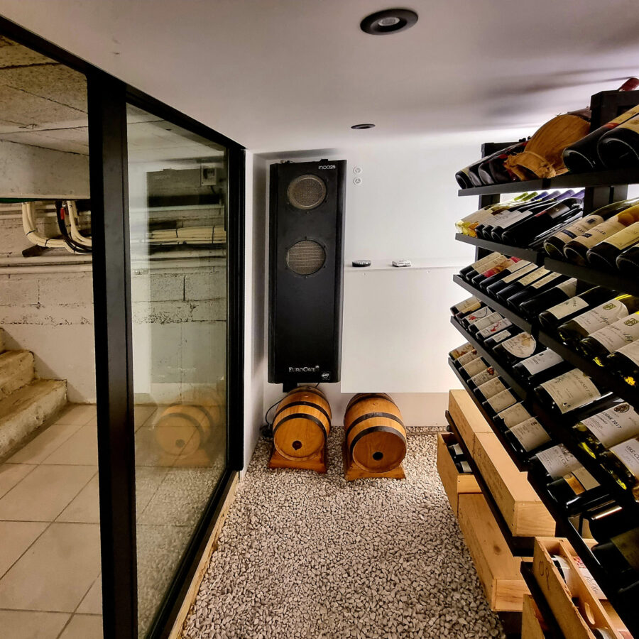 Installation d'un climatiseur et de rangement dans une cave à vin en sous sol chez un particulier.